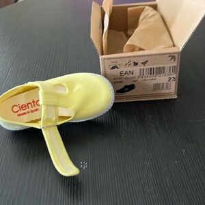 Selling baby shoes brand new with velcro strap